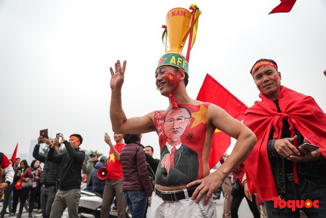 Muôn vàn trang phục độc, lạ của CĐV đến cổ vũ cho ĐT Việt Nam trong trận chung kết lượt về - Ảnh 2.