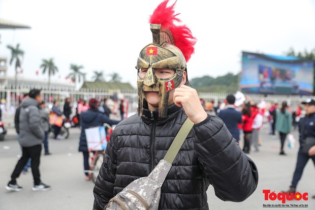 Muôn vàn trang phục độc, lạ của CĐV đến cổ vũ cho ĐT Việt Nam trong trận chung kết lượt về - Ảnh 11.