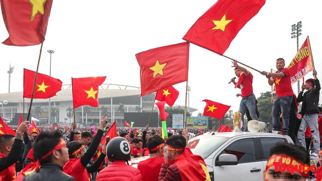 Muôn vàn trang phục độc, lạ của CĐV đến cổ vũ cho ĐT Việt Nam trong trận chung kết lượt về - Ảnh 1.