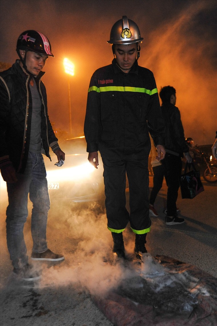 Lực lượng chức năng ngay lập tức có mặt dập tắt pháo sáng, tránh những sự cố đáng tiếc.