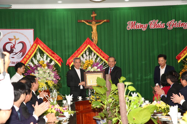 Phó Thủ tướng Thường trực chúc mừng lễ Giáng sinh ảnh 1