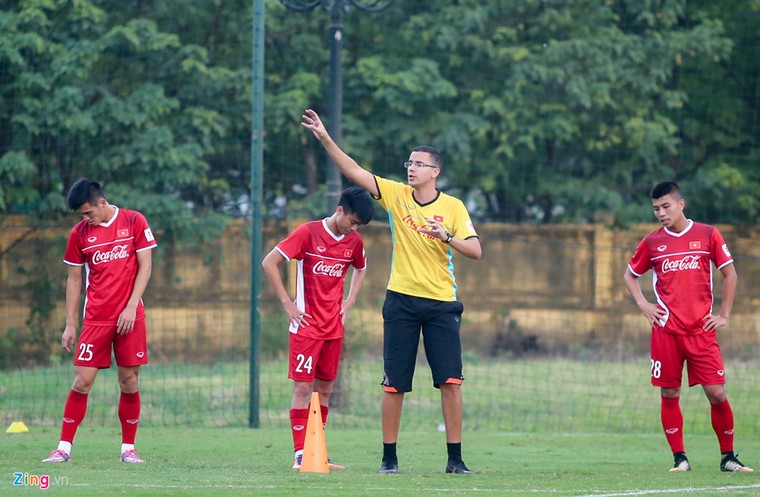 Quang Hai vang mat trong buoi tap tuyen Viet Nam don HLV the luc moi hinh anh 6