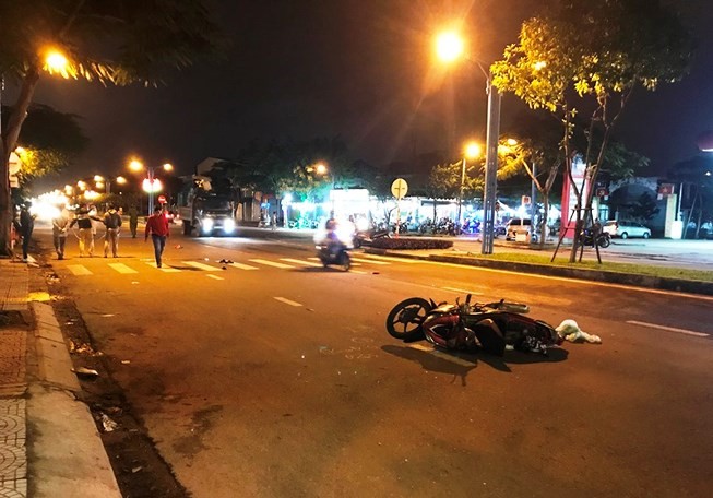 Đà Nẵng: Công an truy lùng tài xế ô tô húc văng xe máy rồi bỏ trốn ảnh 1