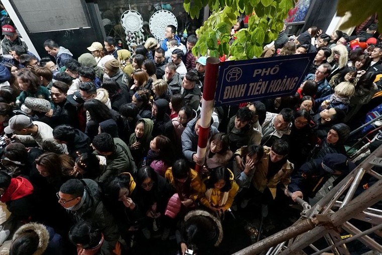 Chùm ảnh: Người dân hai miền đón năm mới 2019 ảnh 1