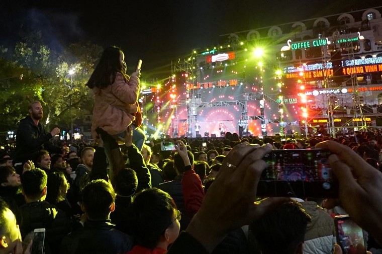 Chùm ảnh: Người dân hai miền đón năm mới 2019 ảnh 5
