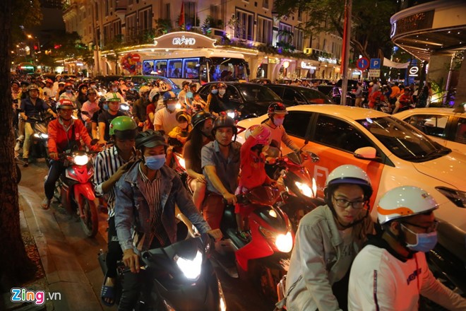 Chùm ảnh: Người dân hai miền đón năm mới 2019 ảnh 8