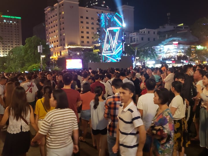 Chùm ảnh: Người dân hai miền đón năm mới 2019 ảnh 11