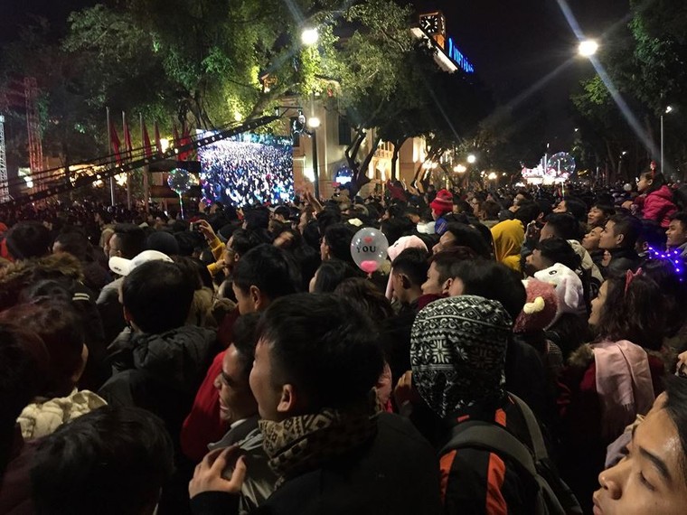 Chùm ảnh: Người dân hai miền đón năm mới 2019 ảnh 3