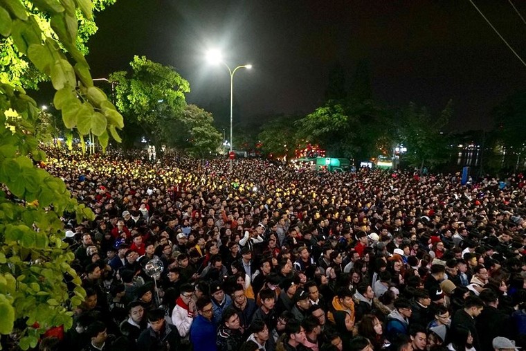 Chùm ảnh: Người dân hai miền đón năm mới 2019 ảnh 4