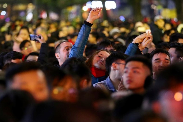 Chùm ảnh: Người dân hai miền đón năm mới 2019 ảnh 2