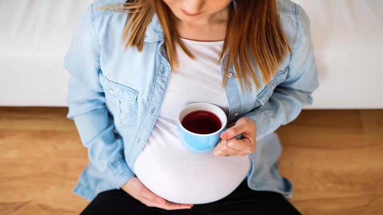 Káº¿t quáº£ hÃ¬nh áº£nh cho Drinking tea or coffee during pregnancy REDUCES baby size even if you consume less than the 'safe' amount