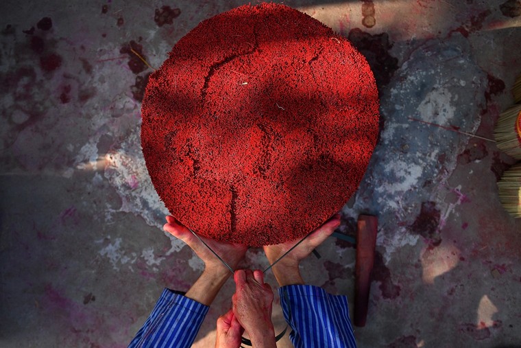 Làng nghề tăm hương Quảng Phú Cầu đẹp rực rỡ dưới ống kính nhiếp ảnh gia Ấn Độ ảnh 1