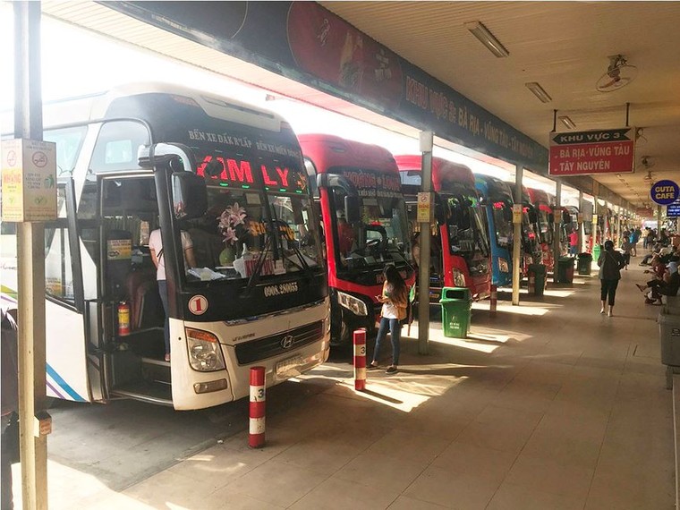 Bến xe lớn nhất TPHCM vắng vẻ ngày giáp Tết - ảnh 9
