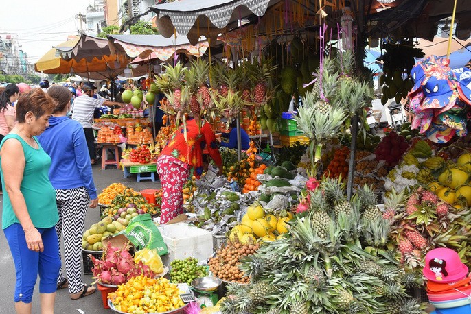 Người dân ùn ùn vào siêu thị sắm Tết, chợ truyền thống thưa vắng - Ảnh 2.