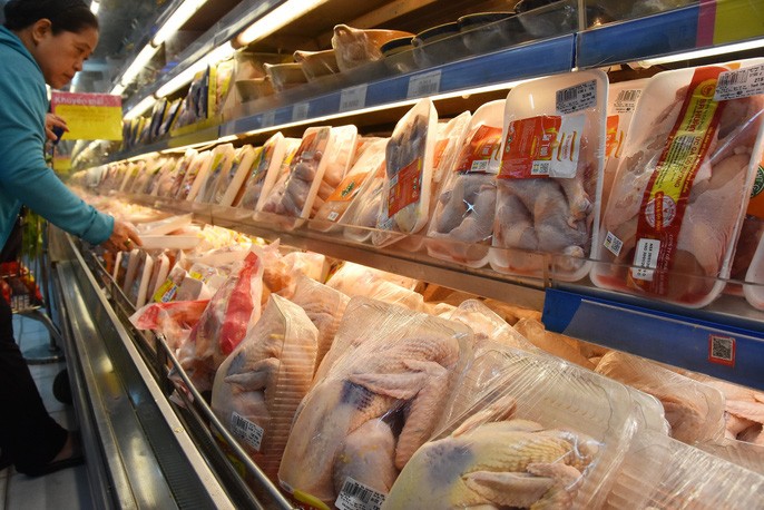 Người dân ùn ùn vào siêu thị sắm Tết, chợ truyền thống thưa vắng - Ảnh 5.