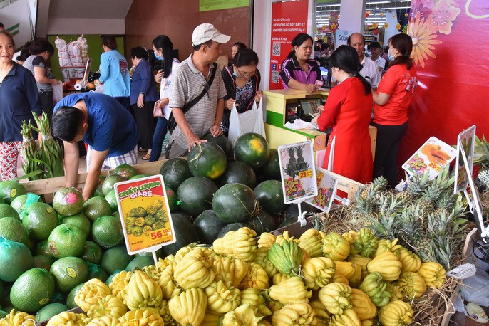 Người dân ùn ùn vào siêu thị sắm Tết, chợ truyền thống thưa vắng - Ảnh 6.