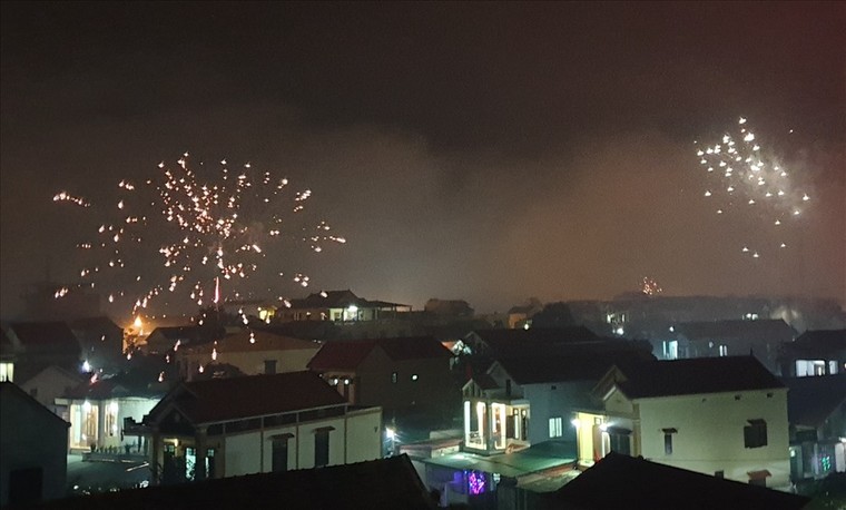 Pháo hoa trái phép nổ rực trời tại TP. Đồng Hới đêm giao thừa Tết Kỷ Hợi 2019. Ảnh: Lê Phi Long