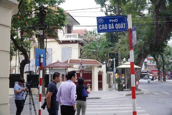 Nhiều phóng viên nước ngoài hiện diện bên ngoài Đại sứ quán Triều Tiên - Ảnh 2.