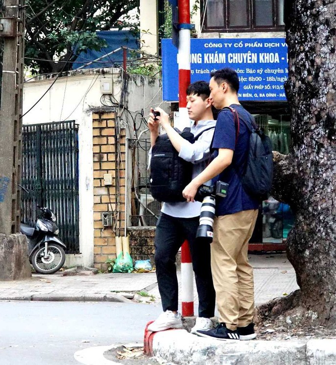 Nhiều phóng viên nước ngoài hiện diện bên ngoài Đại sứ quán Triều Tiên - Ảnh 6.