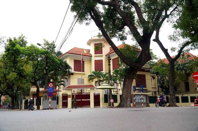 Nhiều phóng viên nước ngoài hiện diện bên ngoài Đại sứ quán Triều Tiên - Ảnh 1.