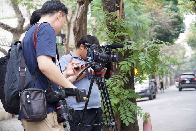 Nhiều phóng viên nước ngoài hiện diện bên ngoài Đại sứ quán Triều Tiên - Ảnh 4.