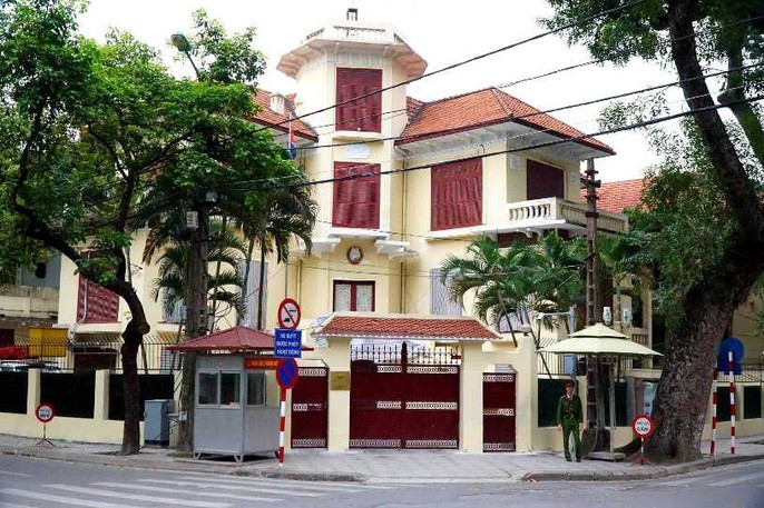 Nhiều phóng viên nước ngoài hiện diện bên ngoài Đại sứ quán Triều Tiên - Ảnh 10.