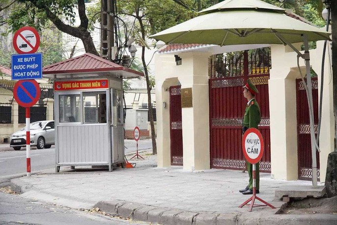 Nhiều phóng viên nước ngoài hiện diện bên ngoài Đại sứ quán Triều Tiên - Ảnh 12.