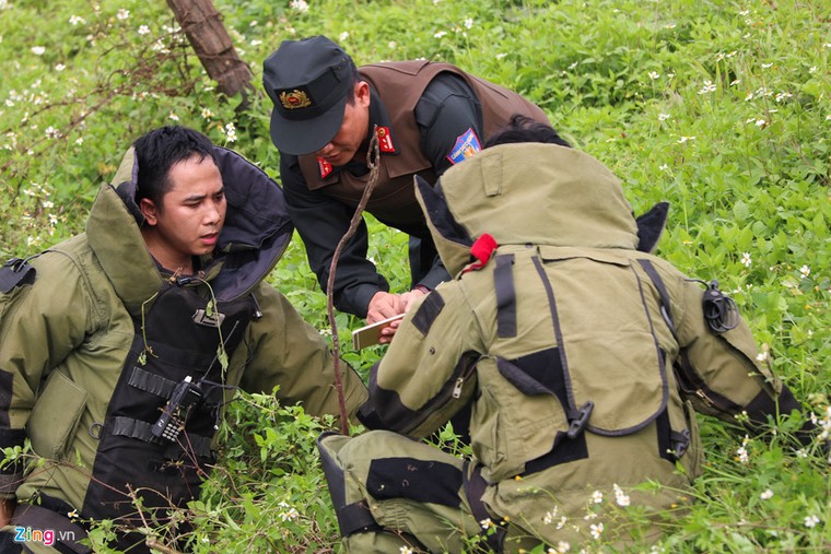 Khau sung cua nhom co thu trong oto suot nhieu gio da len dan hinh anh 7