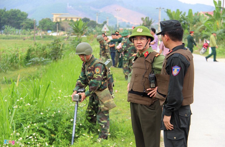 Khau sung cua nhom co thu trong oto suot nhieu gio da len dan hinh anh 12