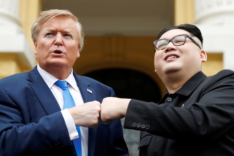 ‘Bản sao Trump-Kim’ gây náo loạn đường phố Hà Nội ảnh 2