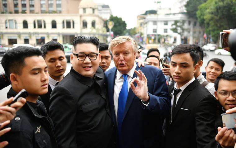‘Bản sao Trump-Kim’ gây náo loạn đường phố Hà Nội ảnh 1