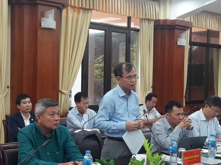 Chủ tịch Hiệp hội mía đường báo cáo Bộ trưởng về tái cơ cấu ngành. Ảnh: Kh.L