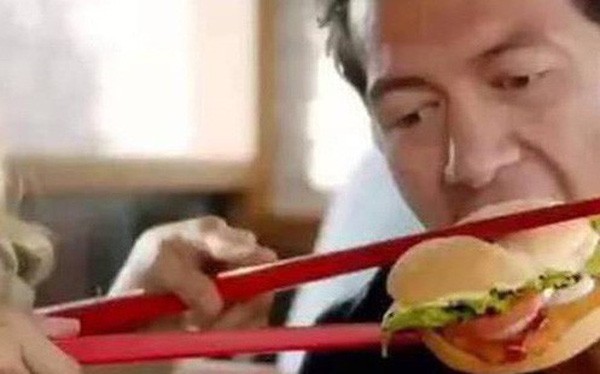 Káº¿t quáº£ hÃ¬nh áº£nh cho Quáº£ng cÃ¡o Än bÃ¡nh báº±ng ÄÅ©a, Burger King bá» tá» 'vÃ´ cáº£m vÄn hÃ³a'