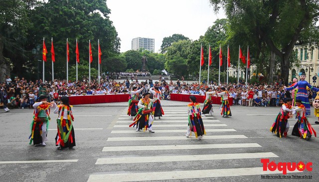 Kéo dài thời gian hoạt động tại phố đi bộ Hồ Gươm vào dịp nghỉ lễ 30/4 - Ảnh 1.
