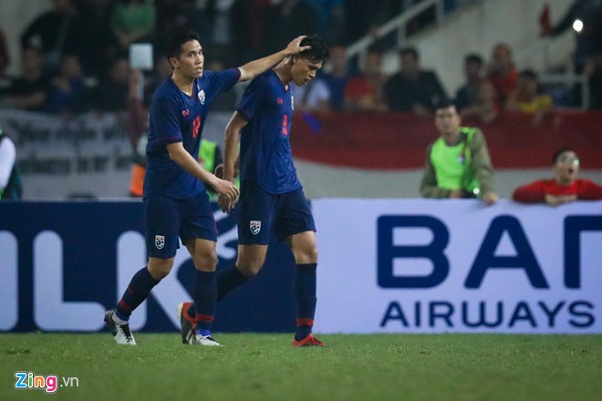 Cau thu dam Dinh Trong bi treo gio 2 tran va nop phat 1.000 USD hinh anh 1 