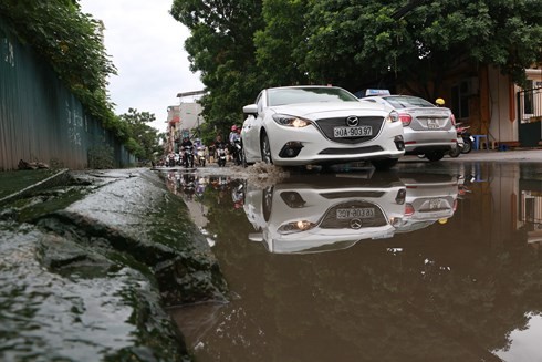 Cận cảnh con đường ngập úng, ứ đọng nước thải bất kể nắng, mưa tại Hà Nội ảnh 4