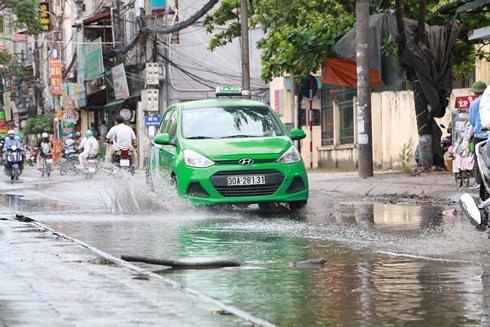 Cận cảnh con đường ngập úng, ứ đọng nước thải bất kể nắng, mưa tại Hà Nội ảnh 11