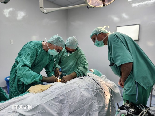 Đoàn phẫu thuật thiện nguyện Interplast trao nụ cười cho hàng trăm trẻ dị tật ảnh 1