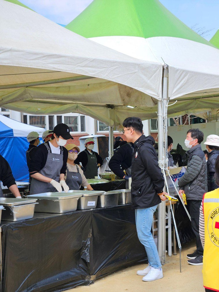 Jin (BTS) tham gia tình nguyện tại khu vực ảnh hưởng cháy rừng ảnh 2