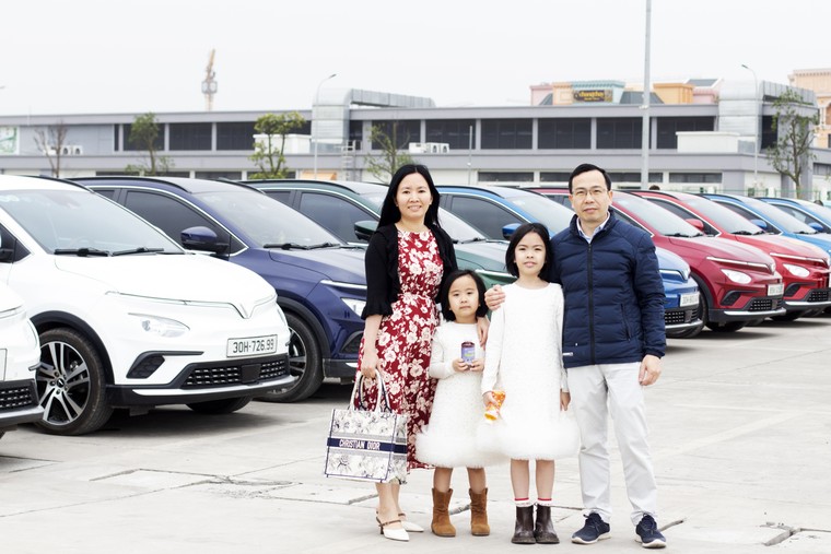 Gần 400 xe điện VinFast tạo biểu tượng "Vì Việt Nam Xanh", mở màn ấn tượng tại ngày hội Xanh lớn nhất Việt Nam ảnh 1