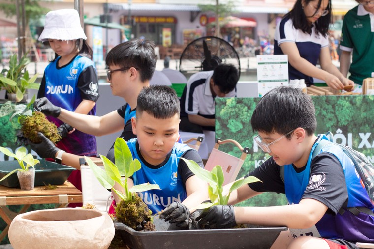 Gần 400 xe điện VinFast tạo biểu tượng "Vì Việt Nam Xanh", mở màn ấn tượng tại ngày hội Xanh lớn nhất Việt Nam ảnh 9