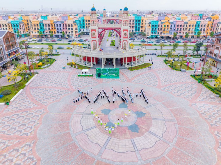 Gần 400 xe điện VinFast tạo biểu tượng "Vì Việt Nam Xanh", mở màn ấn tượng tại ngày hội Xanh lớn nhất Việt Nam ảnh 5