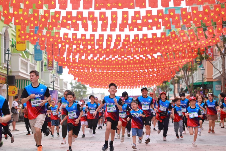 Gần 400 xe điện VinFast tạo biểu tượng "Vì Việt Nam Xanh", mở màn ấn tượng tại ngày hội Xanh lớn nhất Việt Nam ảnh 7