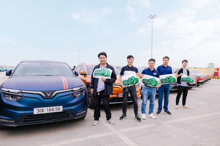 Màn xếp hình kỷ lục gần 400 xe điện VinFast mở màn Ngày Hội Xanh 2025 ảnh 1