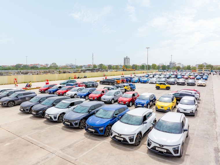Màn xếp hình kỷ lục gần 400 xe điện VinFast mở màn Ngày Hội Xanh 2025 ảnh 4