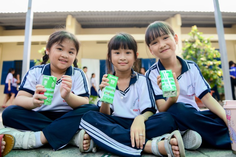 Vinamilk mang niềm vui uống sữa đến với hơn 11.000 trẻ em ngay trước thềm sự kiện kỷ niệm 50 năm thống nhất đất nước ảnh 2