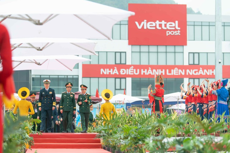 Bộ trưởng Quốc phòng Việt Nam và Trung Quốc thăm và làm việc tại công viên logistics Viettel ảnh 2