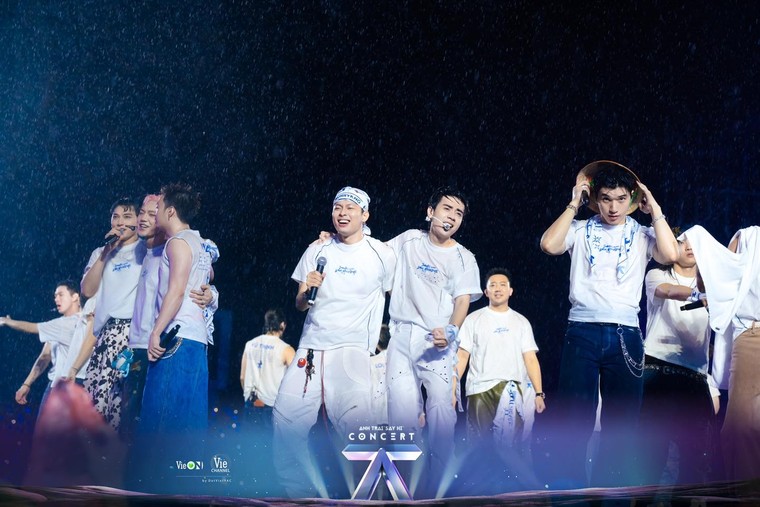 Concert “Anh Trai Say Hi” - Thanh xuân rực rỡ dưới cơn mưa ảnh 4