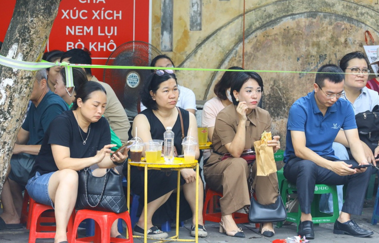 Tuyển sinh lớp 10 ở Hà Nội: Phụ huynh hồi hộp, lo lắng ngóng chờ thí sinh ảnh 1