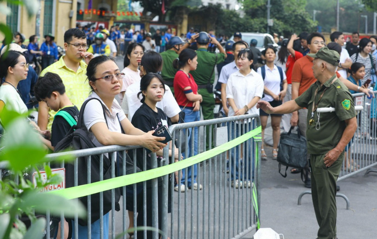 Tuyển sinh lớp 10 ở Hà Nội: Phụ huynh hồi hộp, lo lắng ngóng chờ thí sinh ảnh 3